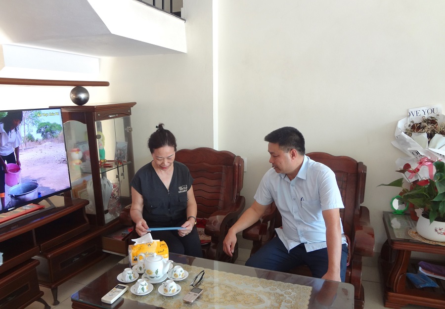 Ông Phạm Đức Thành - Chủ tịch Công Đoàn Điện lực thành phố Hạ Long động viên thăm hỏi trao quà cho gia đình CNVC lao động bị mắc bệnh hiểm nghèo và có hoàn cảnh khó khăn