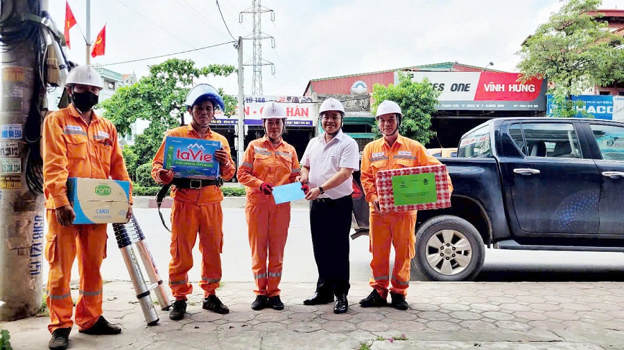 1Đoàn công tác do ông Vũ Hữu Chương - Chủ tịch Công đoàn Công ty làm trưởng đoàn, đã trực tiếp đến hiện trường tặng quà cho công nhân Điện lực TP. Uông Bí 1Đoàn công tác do ông Vũ Hữu Chương - Chủ tịch Công đoàn Công ty làm trưởng đoàn, đã trực tiếp đến hiện trường tặng quà cho công nhân Điện lực TP. Uông Bí