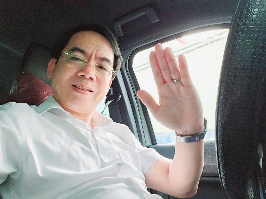 Tác giả Dương Sơn tự lái xe xuyên đất nước Lào thực hiện lời hứa bỏ hút thuốc thành công