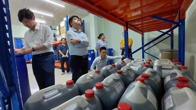 Đoàn kiểm tra kiểm tra kho Công ty Dược Nature Việt Nam (Ảnh: KT) Đoàn kiểm tra kiểm tra kho Công ty Dược Nature Việt Nam (Ảnh: KT)