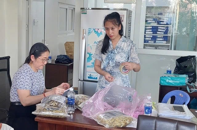 Đại diện Viện Kiểm nghiệm thuốc TPHCM (trái) lấy mẫu dược liệu tại Công ty Trí Phong. Đại diện Viện Kiểm nghiệm thuốc TPHCM (trái) lấy mẫu dược liệu tại Công ty Trí Phong.