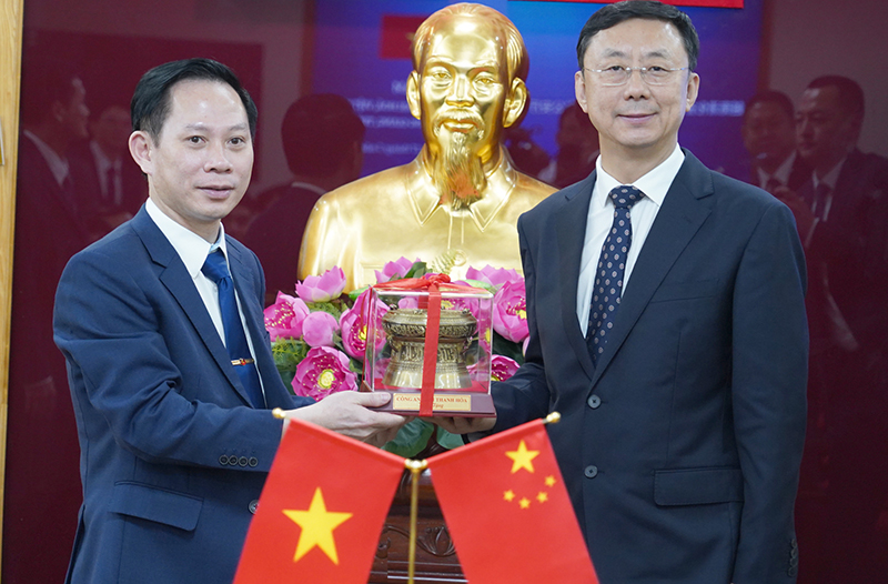 Đại tá Trịnh Văn Giang, Phó Giám đốc Công an tỉnh Thanh Hóa và đồng chí Lưu Hưng Đông, Phó Giám đốc Thường trực Công an tỉnh Hắc Long Giang trao quà lưu niệm. Đại tá Trịnh Văn Giang, Phó Giám đốc Công an tỉnh Thanh Hóa và đồng chí Lưu Hưng Đông, Phó Giám đốc Thường trực Công an tỉnh Hắc Long Giang trao quà lưu niệm.