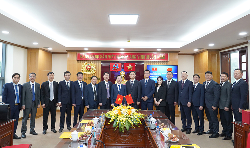 Các đại biểu chụp ảnh lưu niệm. Các đại biểu chụp ảnh lưu niệm.