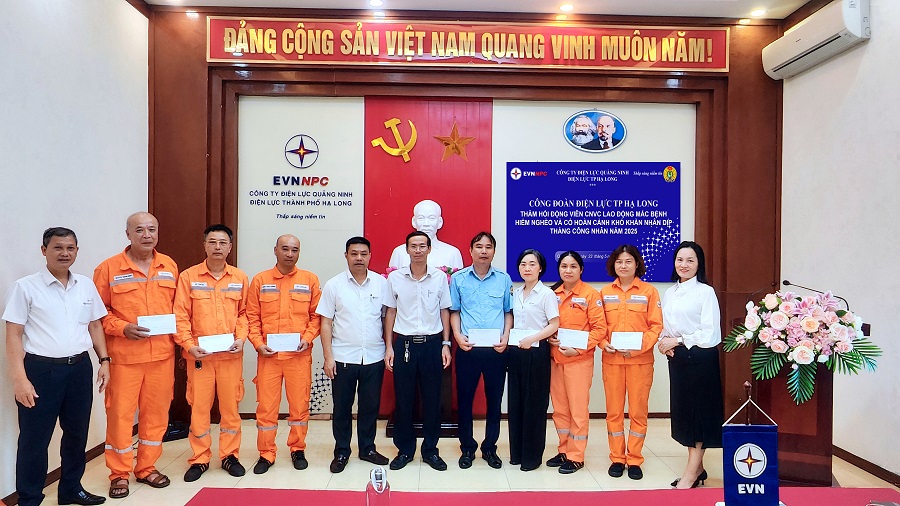 Ban lãnh đạo Điện lực động viên thăm hỏi tặng quà cho công nhân có hoàn cảnh gia đình khó khăn, bị TNLĐ và bệnh nghề nghiệp