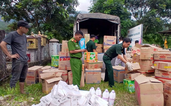 Lực lượng chức năng kiểm tra hàng hóa. Ảnh: Võ Tiến Lực lượng chức năng kiểm tra hàng hóa. Ảnh: Võ Tiến