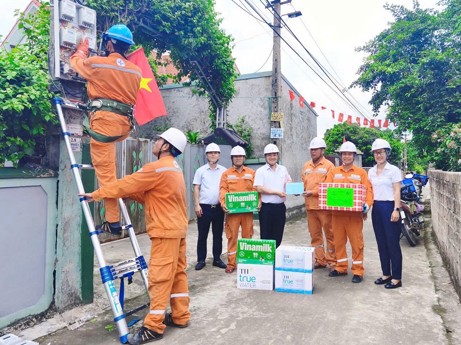 2 Ông Vũ Hữu Chương - Chủ tịch Công đoàn Công ty thăm hỏi động viên tặng quà công nhân Điện lực TP. Đông Triều 2 Ông Vũ Hữu Chương - Chủ tịch Công đoàn Công ty thăm hỏi động viên tặng quà công nhân Điện lực TP. Đông Triều
