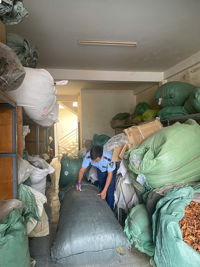 Lực lượng QLTT tỉnh Đắk Lắk kiểm tra hàng hóa tại Công ty