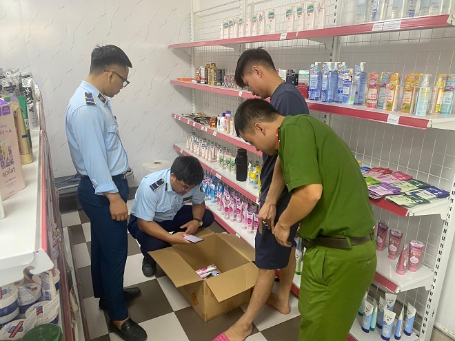 Lực lượng chức năng kiểm tra cơ sở kinh doanh