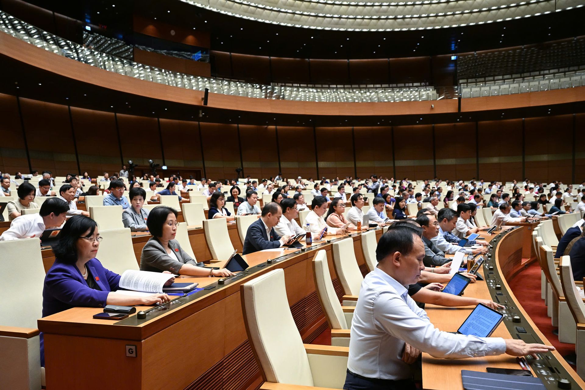 Đại biểu biểu quyết thông qua Nghị quyết bằng hình thức biểu quyết điện tử. Đại biểu biểu quyết thông qua Nghị quyết bằng hình thức biểu quyết điện tử.