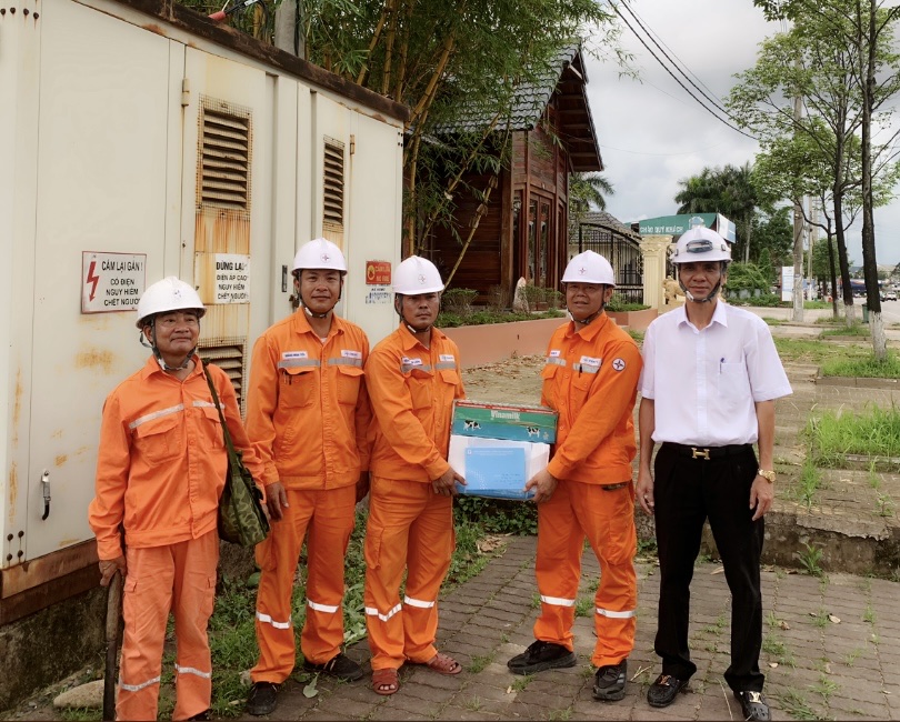 3Ông Trần Quang Hải - Phó Chủ tịch Công đoàn Công ty thăm hỏi tặng quà công nhân Điện lực Hải Hà làm việc tại hiện trường dưới thời tiết nắng nóng 3Ông Trần Quang Hải - Phó Chủ tịch Công đoàn Công ty thăm hỏi tặng quà công nhân Điện lực Hải Hà làm việc tại hiện trường dưới thời tiết nắng nóng