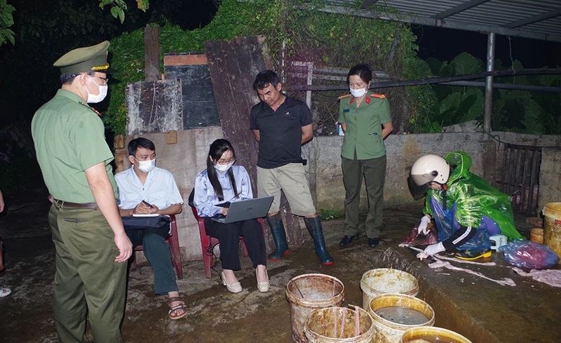 Lực lượng chức năng kiểm tra cơ sở giết mổ lợn của hộ gia đình ông Nguyễn Tiến Mạnh