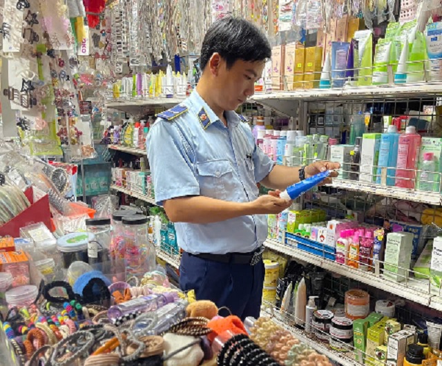 Lực lượng Đội QLTT số 2 đang kiểm tra lô hàng mỹ phẩm. Ảnh: Đinh Minh Tiến