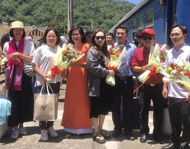 Lãnh đạo Sở VH-TT&DL đón chào du khách tại ga Quy Nhơn. Ảnh: VH