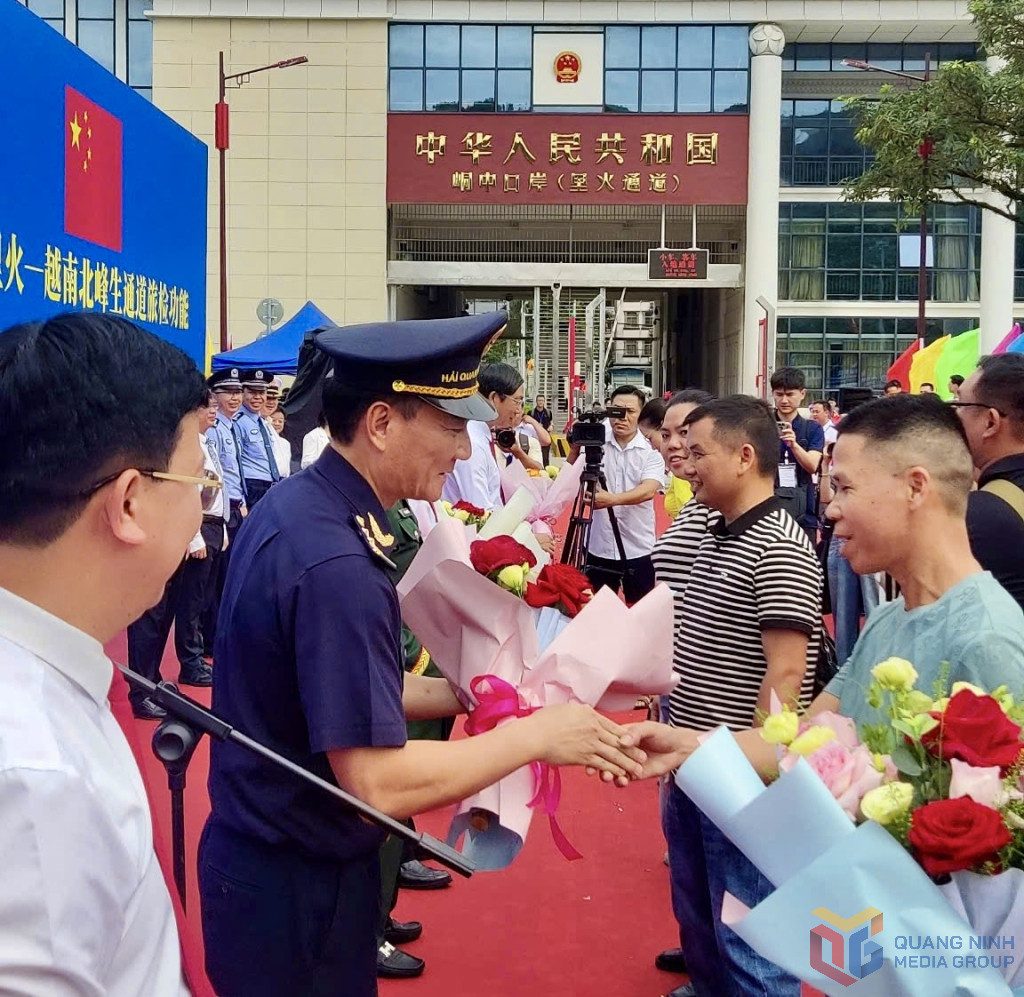 Đại diện Hải quan cửa khẩu Bắc Phong Sinh tặng hoa chào mừng những hành khách Trung Quốc đầu tiên xuất nhập cảnh vào Việt Nam sau lễ vận hành. Đại diện Hải quan cửa khẩu Bắc Phong Sinh tặng hoa chào mừng những hành khách Trung Quốc đầu tiên xuất nhập cảnh vào Việt Nam sau lễ vận hành.
