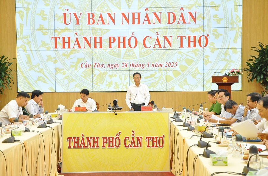 Ông Nguyễn Thực Hiện - Phó Chủ tịch UBND thành phố, Trưởng Ban Chỉ đạo phòng, chống buôn lậu, gian lận thương mại và hàng giả TP. Cần Thơ phát biểu chỉ đạo tại cuộc họp Ông Nguyễn Thực Hiện - Phó Chủ tịch UBND thành phố, Trưởng Ban Chỉ đạo phòng, chống buôn lậu, gian lận thương mại và hàng giả TP. Cần Thơ phát biểu chỉ đạo tại cuộc họp