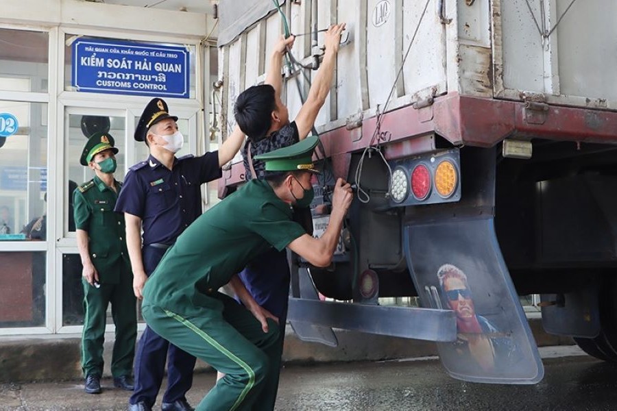 Lực lượng chức năng ở Cửa khẩu Quốc tế Cầu Treo tăng cường kiểm tra, kiểm soát quyết ngăn hàng nhập lậu. Lực lượng chức năng ở Cửa khẩu Quốc tế Cầu Treo tăng cường kiểm tra, kiểm soát quyết ngăn hàng nhập lậu.