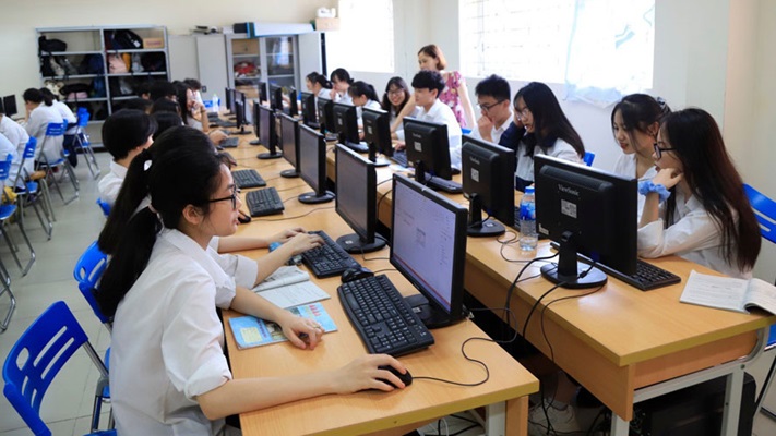 Theo khảo sát năm 2024 của Trung tâm Nghiên cứu Phát triển Giáo dục (ERD), hơn 60% sinh viên tốt nghiệp chưa cảm thấy tự tin với kỹ năng thực tế và kỹ năng mềm khi bước vào môi trường làm việc. Ảnh minh hoạ Theo khảo sát năm 2024 của Trung tâm Nghiên cứu Phát triển Giáo dục (ERD), hơn 60% sinh viên tốt nghiệp chưa cảm thấy tự tin với kỹ năng thực tế và kỹ năng mềm khi bước vào môi trường làm việc. Ảnh minh hoạ