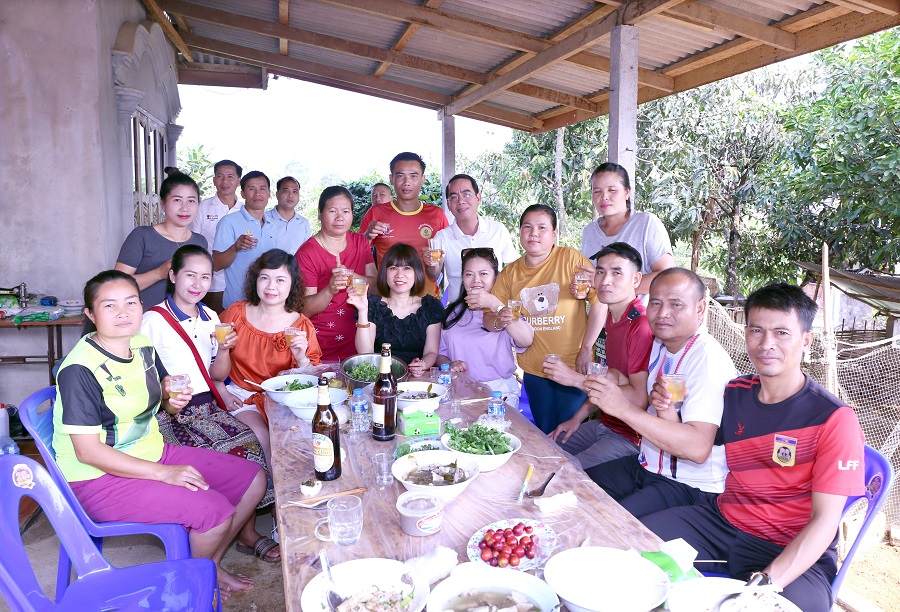 Các bạn Lào chúc mừng sự kiện tặng điếu cày và bỏ hút thuốc lá của tác giả