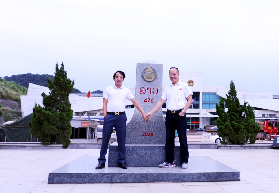 Tác giả cùng Bác sĩ Ngô sang đất nước bạn Lào (chụp tại Cửa khẩu Cầu treo - Hà Tĩnh)