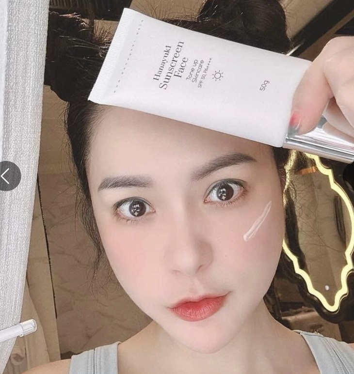 Ca sĩ Đoàn Di Băng giới thiệu sản phẩm Hanayuki Sunscreen Body - Ảnh: Chụp màn hình