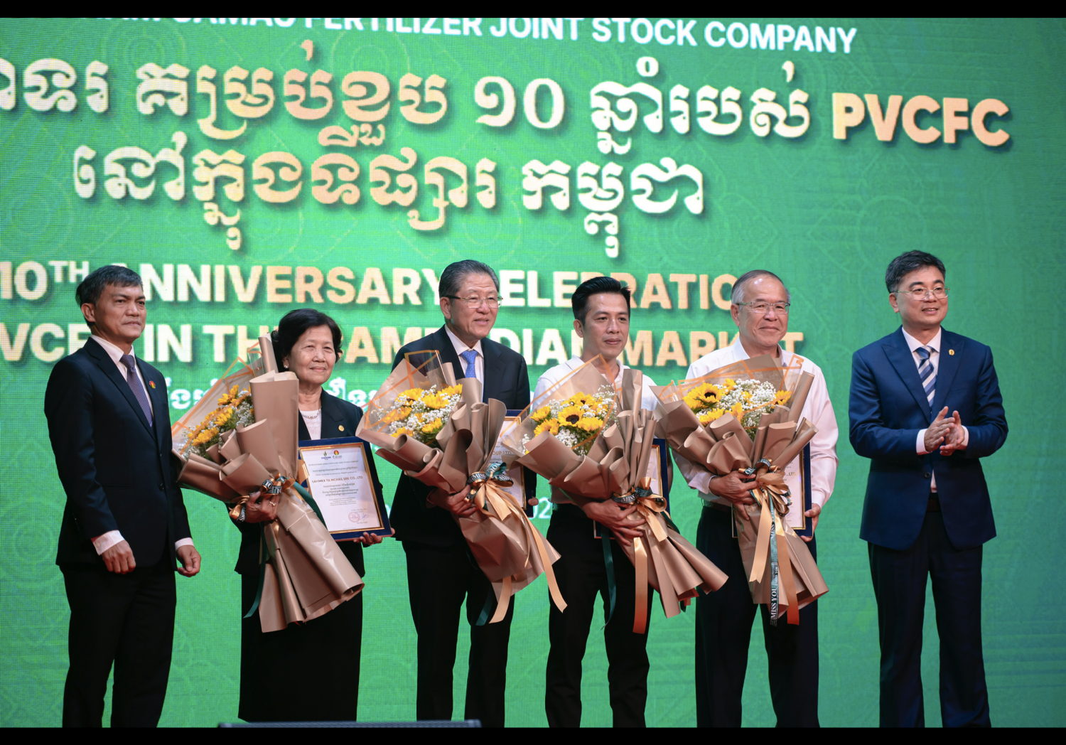 Đại diện PVCFC trao quà và hoa cho các nhà phân phối tại Campuchia Đại diện PVCFC trao quà và hoa cho các nhà phân phối tại Campuchia