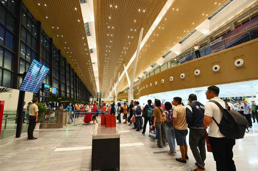 Hành khách làm thủ tục lên máy bay ở ga T3 Tân Sơn Nhất