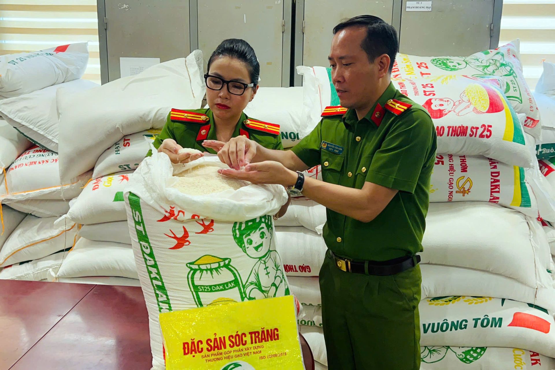 Lực lượng chức năng kiểm tra lô hàng hóa vi phạm