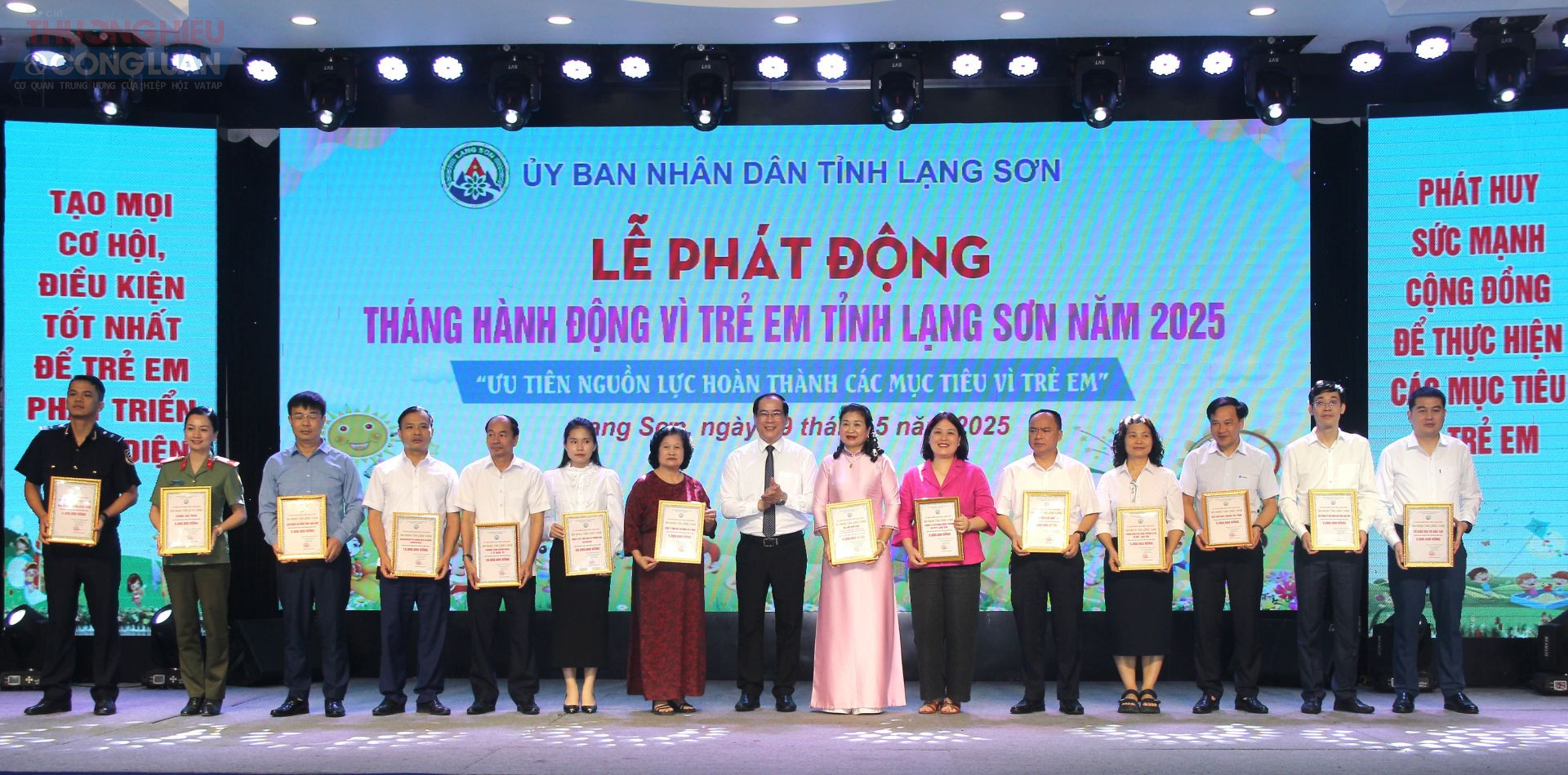Phó Chủ tịch Thường trực UBND tỉnh Lạng Sơn Dương Xuân Huyên trao 