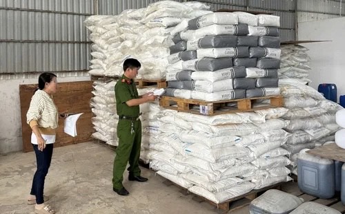 Lực lượng chức năng kiểm tra một cơ sở kinh doanh hóa chất. Ảnh: Công an cung cấp