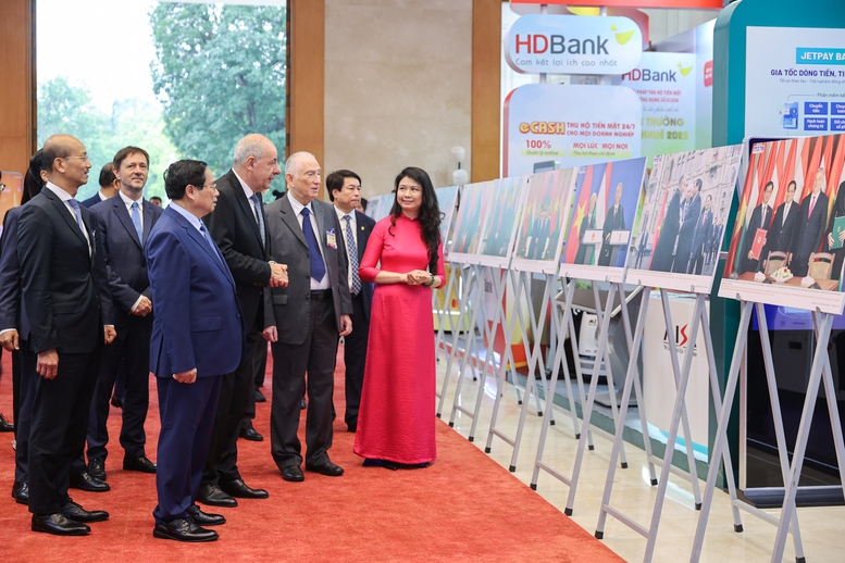 Thủ tướng Phạm Minh Chính và Tổng thống Hungary Sulyok Tamas tham quan trưng bày ảnh về hợp tác giữa hai nước - Ảnh: VGP/Nhật Bắc
