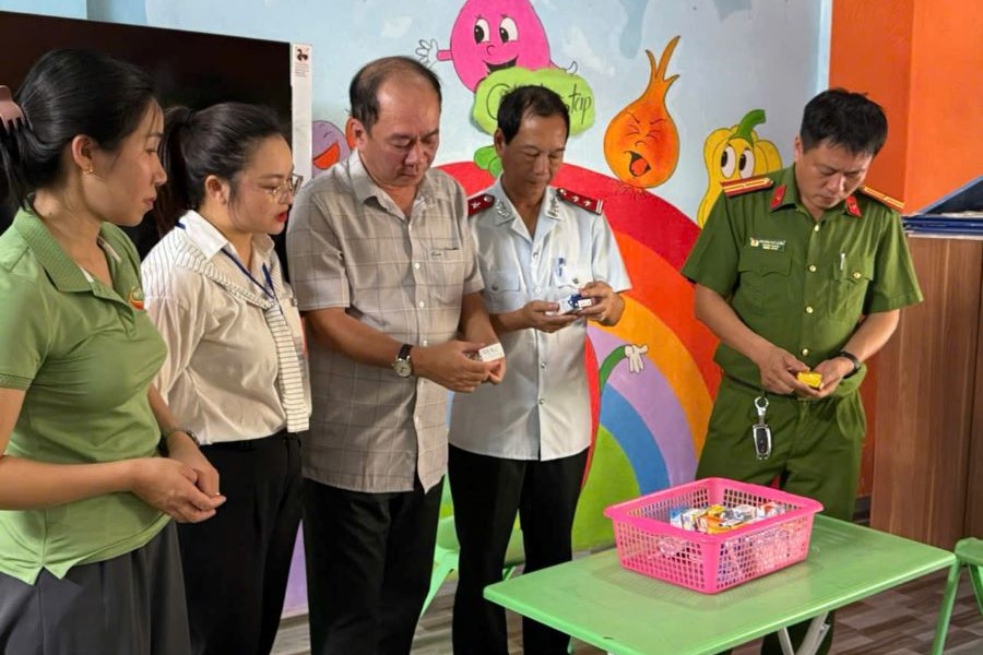 Kiểm tra việc đảm bảo ATVSTP các loại thực phẩm liên quan. Kiểm tra việc đảm bảo ATVSTP các loại thực phẩm liên quan.