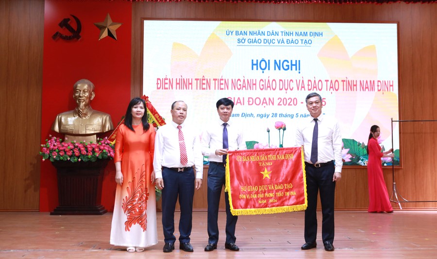 Sở GD&ĐT nhận Cờ đơn vị dẫn đầu phong trào thi đua năm 2024 của UBND tỉnh Nam Định.