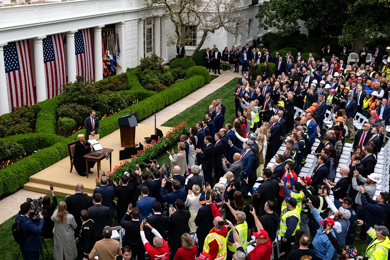 Tổng thống Mỹ Donald Trump trong buổi công bố thuế quan tại Vườn Hồng Nhà Trắng ngày 2/4.