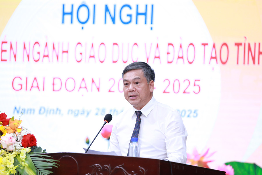 Sở GD&ĐT nhận Cờ đơn vị dẫn đầu phong trào thi đua năm 2024 của UBND tỉnh Nam Định.