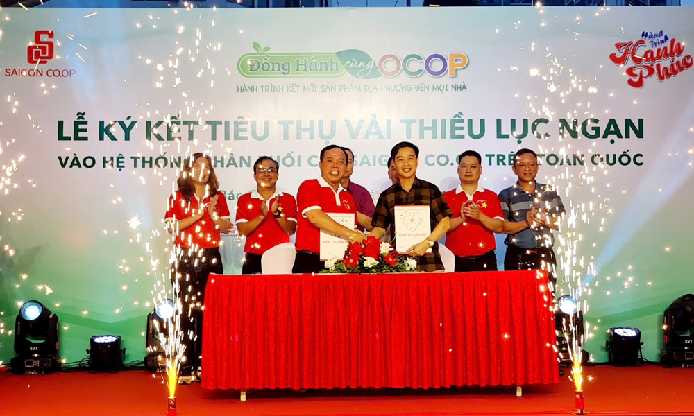 Đại diện Saigon. Co.op và lãnh đạo Hợp tác xã Nông nghiệp sản xuất và kinh doanh dịch vụ tổng hợp Hồng Xuân ký kết tiêu thụ vải thiều. Ảnh: Bá Đoàn