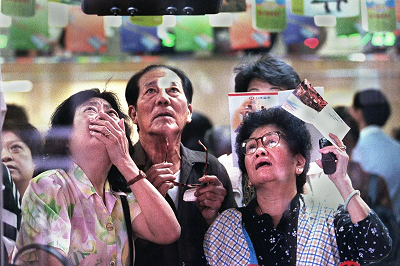 Những nhà đầu tư theo dõi chứng khoán Hồng Kông sốc khi thị trường cổ phiếu sụp đổ vào tháng 10/1997.