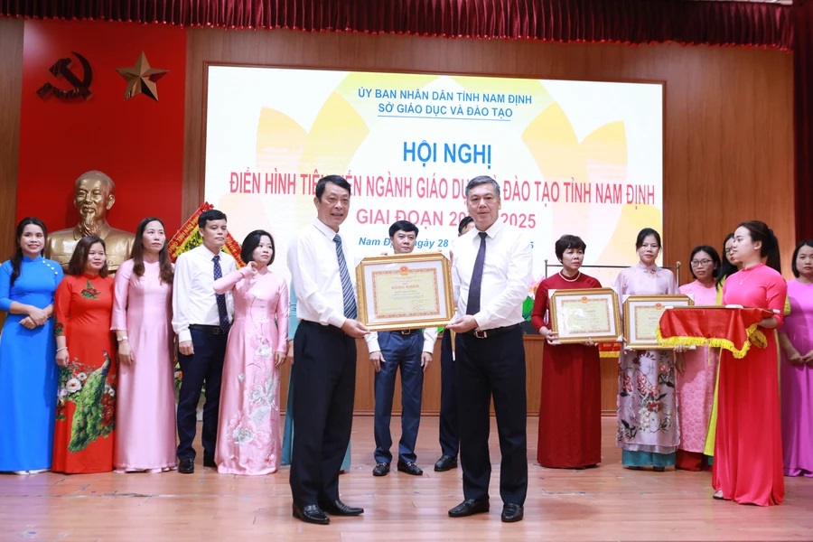 Trường THPT Giao Thủy đón nhận bằng khen của UBND tỉnh Nam Định trong lễ tuyên dương