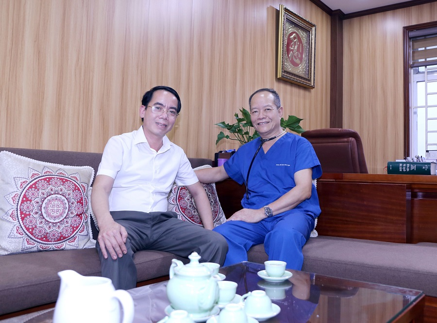 Trao đổi ý kiến “từ bỏ hút thuốc” tại phòng làm việc của Bác sĩ Ngô