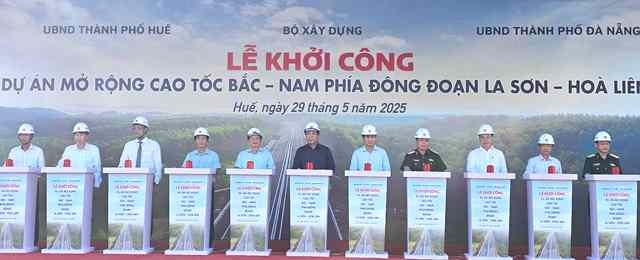 Các đại biểu nhấn nút chính thức khởi công dự án Các đại biểu nhấn nút chính thức khởi công dự án