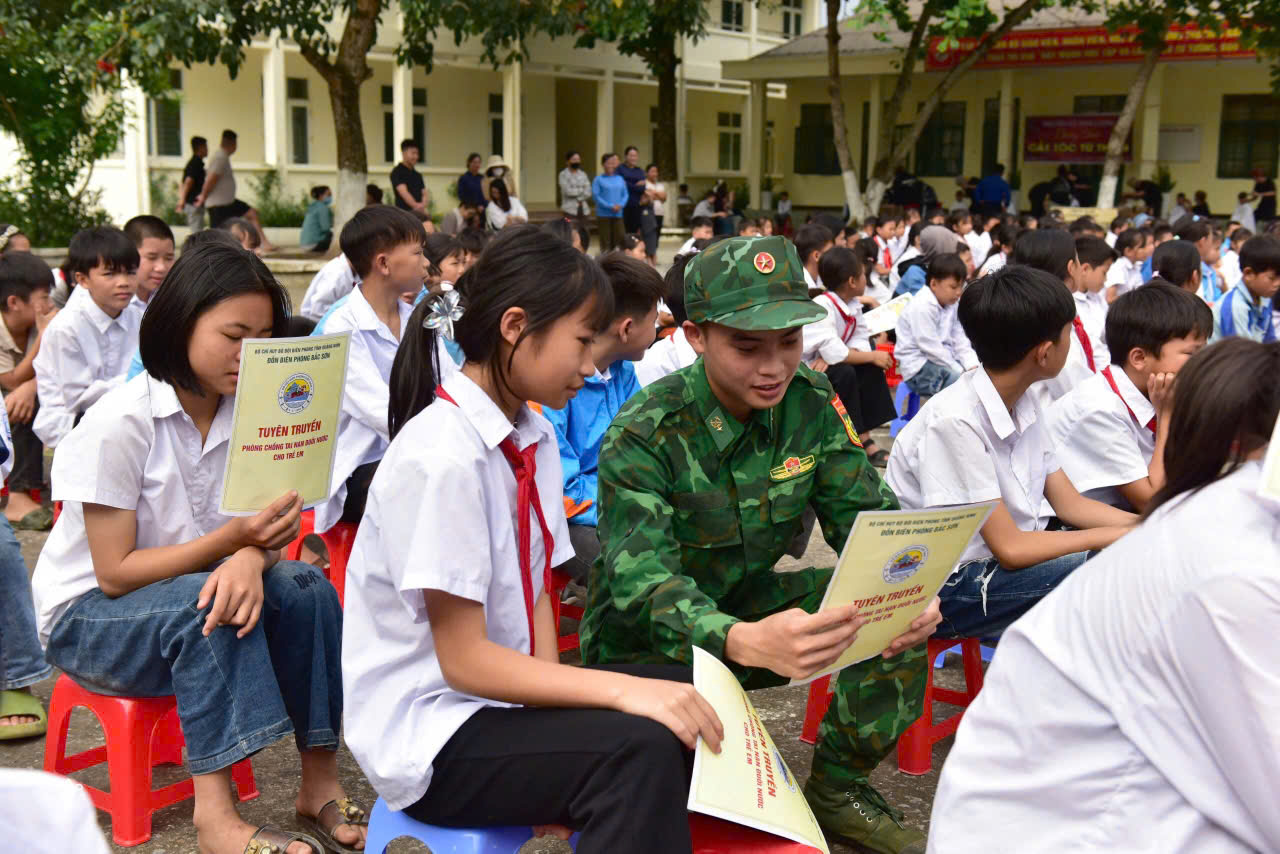 Tham gia buổi tuyên truyền có 240 em học sinh, 25 thầy cô giáo nhà trường cùng 15 cán bộ, chiến sĩ Đồn Biên phòng Bắc Sơn. Tham gia buổi tuyên truyền có 240 em học sinh, 25 thầy cô giáo nhà trường cùng 15 cán bộ, chiến sĩ Đồn Biên phòng Bắc Sơn.