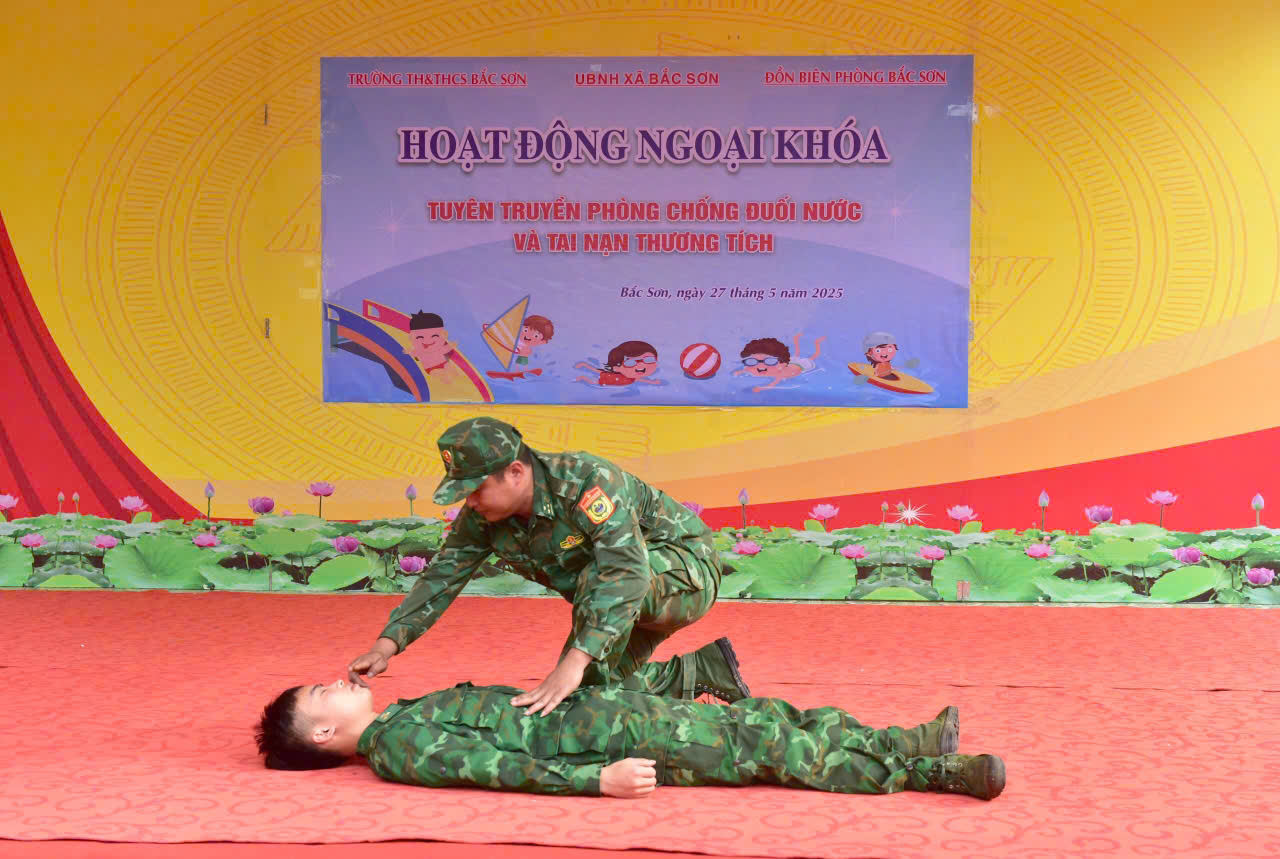 Cán bộ Đồn Biên phòng Bắc Sơn hướng dẫnthực hành sơ cứu nạn nhân bị đuối nước. Cán bộ Đồn Biên phòng Bắc Sơn hướng dẫnthực hành sơ cứu nạn nhân bị đuối nước.