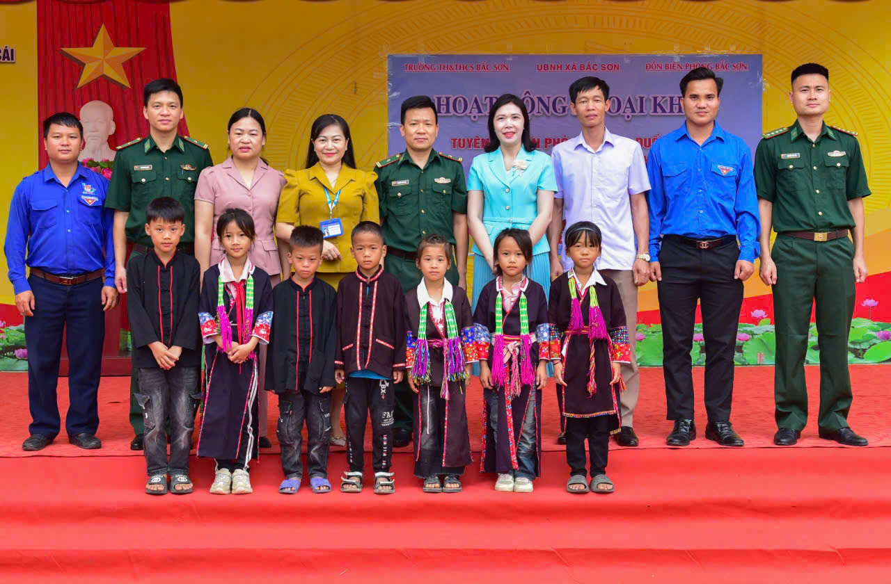 Tặng quà cho các cháu trong chương trình 
