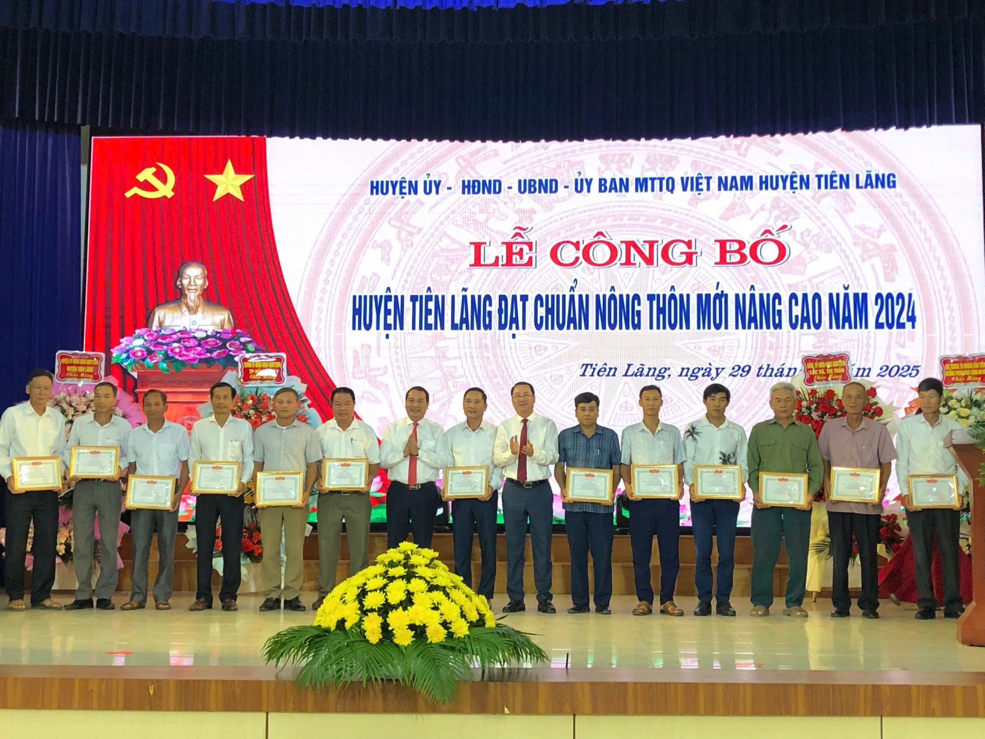 UBND huyện tặng Giấy khen 14 tập thể và 18 cá nhân.