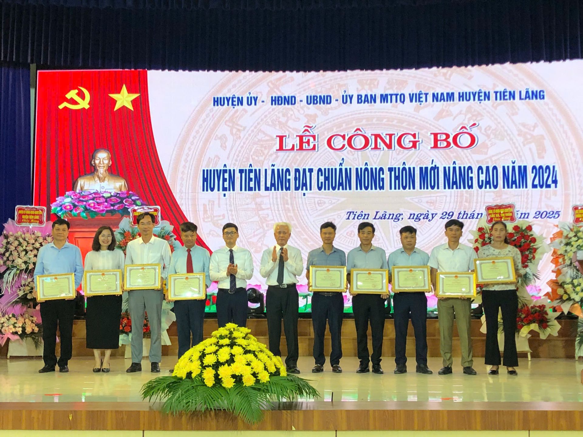 UBND thành phố tặng Bằng khen cho 9 tập thể, 1 hộ gia đình và 11 cá nhân.