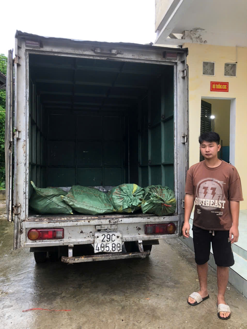 Lực lượng chức năng thu giữ 60 kg xúc xích nhập lậu và đưa phương tiện vận chuyển về Đồn biên phòng Ba Sơn để tiếp tục điều tra, làm rõ hành vi vi phạm