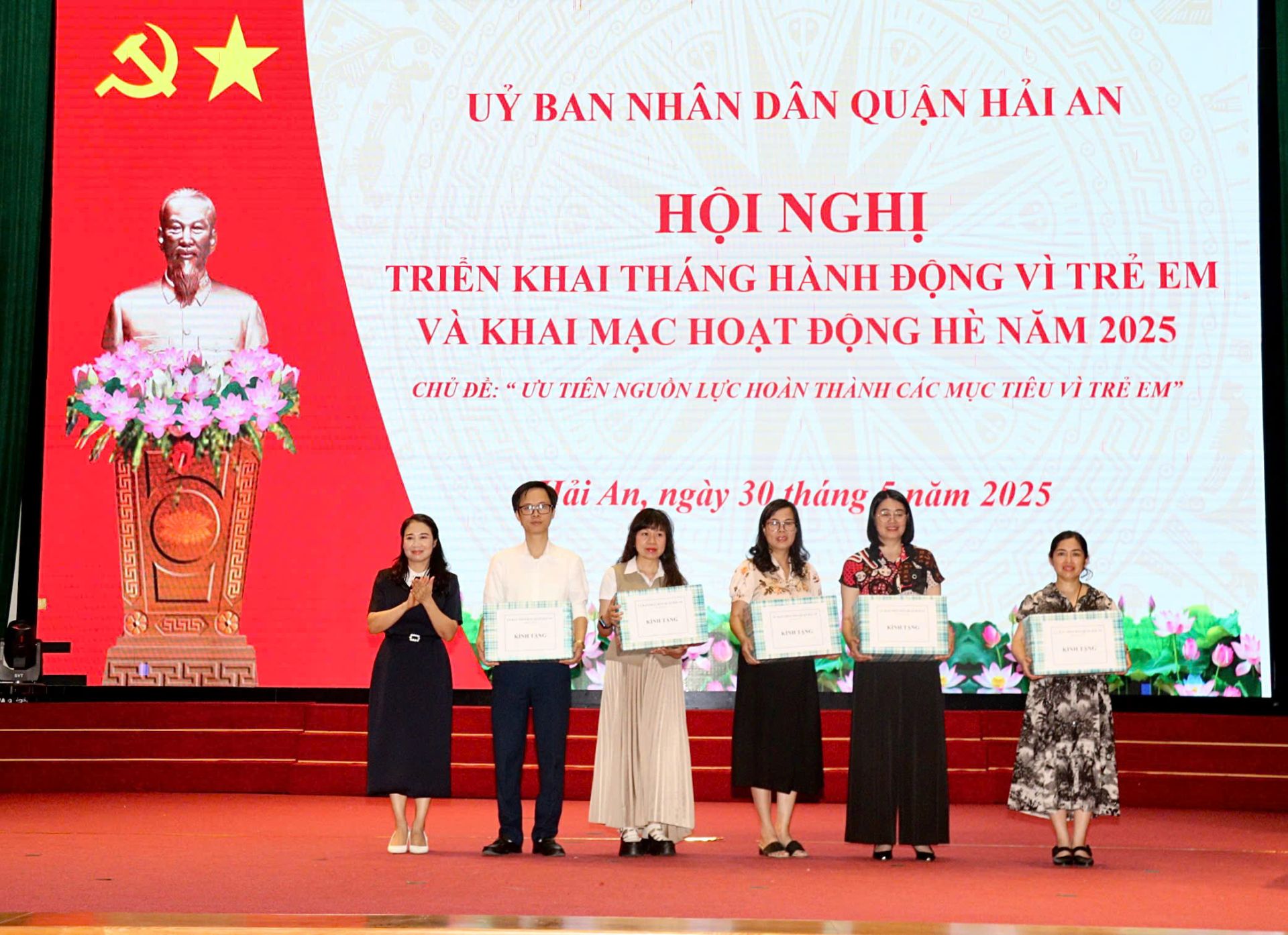 Đồng chí Nguyễn Thị Thu Bí thư Quận ủy Hải An trao quà tặng cho một số đơn vị, tổ chức trên địa bàn quận. Đồng chí Nguyễn Thị Thu Bí thư Quận ủy Hải An trao quà tặng cho một số đơn vị, tổ chức trên địa bàn quận.