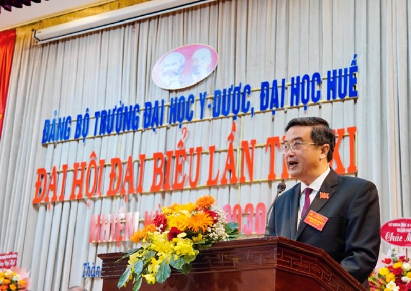 GS-TS Nguyễn Vũ Quốc Huy- Bí thư Đảng ủy,Hiệu trưởng Trường Đại học Y- Dược, Đại học Huế đọc báo cáo trước đại hội