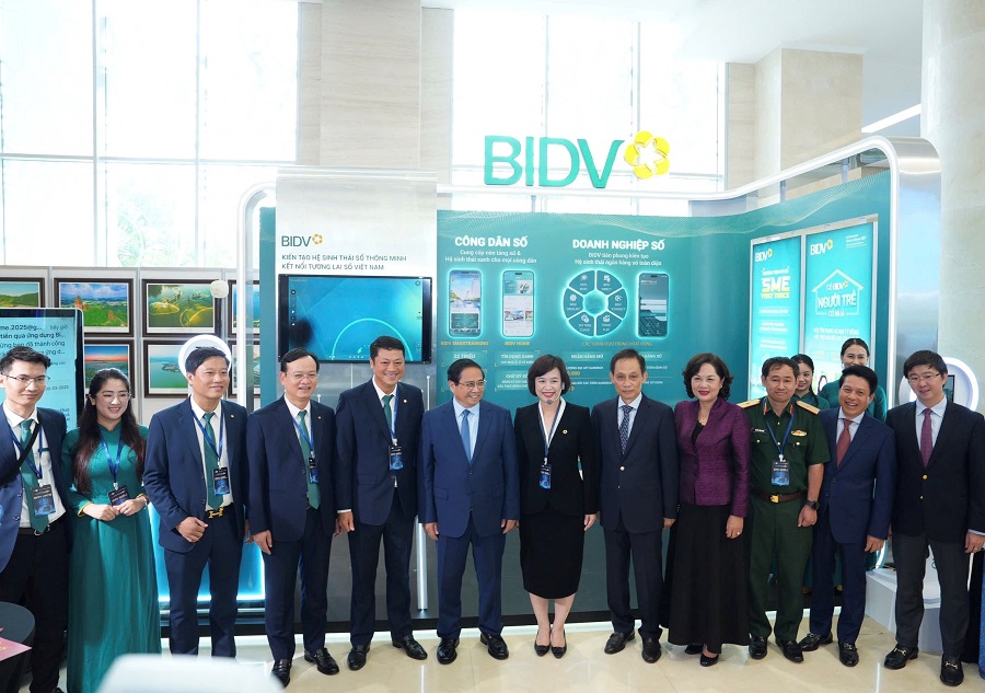 Thủ tướng Chính phủ Phạm Minh Chính, Chánh Văn phòng Trung ương Đảng Lê Hoài Trung, Thống đốc NHNN Nguyễn Thị Hồng và các đại biểu đến tham quan