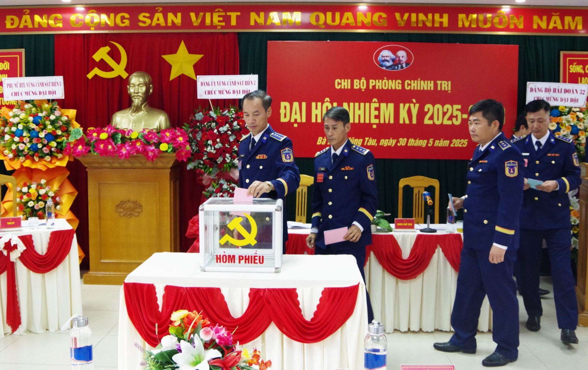 1. Các đảng viên bỏ phiếu kín bầu cấp ủy nhiệm kỳ 2025 - 2030