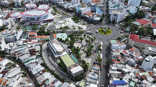 Cung thiếu nhi Khánh Hòa nằm ngay trung tâm thành phố, đối diện với Nhà thờ Núi, một điểm tham quan hấp dẫn của du khách trong và ngoài nước